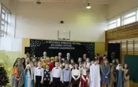 W Betlejem narodził się B&oacute;g, by ciebie uczynić lepszym człowiekiem&hellip; Przedstawienie bożonarodzeniowe w Publicznej Szkole Podstawowej im. Feliksa Szczęsnego Karnickiego w Chybicach 1