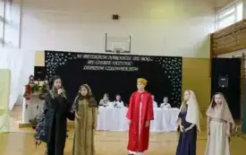 W Betlejem narodził się B&oacute;g, by ciebie uczynić lepszym człowiekiem&hellip; Przedstawienie bożonarodzeniowe w Publicznej Szkole Podstawowej im. Feliksa Szczęsnego Karnickiego w Chybicach 6