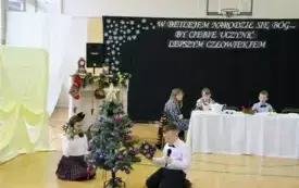 W Betlejem narodził się B&oacute;g, by ciebie uczynić lepszym człowiekiem&hellip; Przedstawienie bożonarodzeniowe w Publicznej Szkole Podstawowej im. Feliksa Szczęsnego Karnickiego w Chybicach 7
