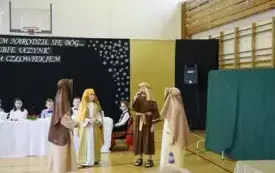 W Betlejem narodził się B&oacute;g, by ciebie uczynić lepszym człowiekiem&hellip; Przedstawienie bożonarodzeniowe w Publicznej Szkole Podstawowej im. Feliksa Szczęsnego Karnickiego w Chybicach 9