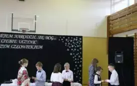 W Betlejem narodził się B&oacute;g, by ciebie uczynić lepszym człowiekiem&hellip; Przedstawienie bożonarodzeniowe w Publicznej Szkole Podstawowej im. Feliksa Szczęsnego Karnickiego w Chybicach 11