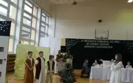 W Betlejem narodził się B&oacute;g, by ciebie uczynić lepszym człowiekiem&hellip; Przedstawienie bożonarodzeniowe w Publicznej Szkole Podstawowej im. Feliksa Szczęsnego Karnickiego w Chybicach 13