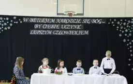 W Betlejem narodził się B&oacute;g, by ciebie uczynić lepszym człowiekiem&hellip; Przedstawienie bożonarodzeniowe w Publicznej Szkole Podstawowej im. Feliksa Szczęsnego Karnickiego w Chybicach 14