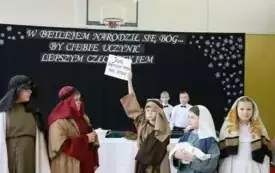 W Betlejem narodził się B&oacute;g, by ciebie uczynić lepszym człowiekiem&hellip; Przedstawienie bożonarodzeniowe w Publicznej Szkole Podstawowej im. Feliksa Szczęsnego Karnickiego w Chybicach 15