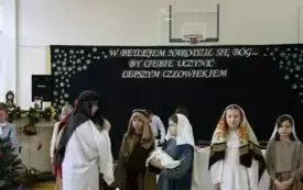W Betlejem narodził się B&oacute;g, by ciebie uczynić lepszym człowiekiem&hellip; Przedstawienie bożonarodzeniowe w Publicznej Szkole Podstawowej im. Feliksa Szczęsnego Karnickiego w Chybicach 16