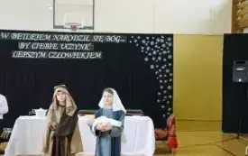 W Betlejem narodził się B&oacute;g, by ciebie uczynić lepszym człowiekiem&hellip; Przedstawienie bożonarodzeniowe w Publicznej Szkole Podstawowej im. Feliksa Szczęsnego Karnickiego w Chybicach 17