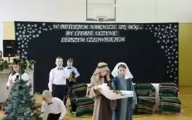 W Betlejem narodził się B&oacute;g, by ciebie uczynić lepszym człowiekiem&hellip; Przedstawienie bożonarodzeniowe w Publicznej Szkole Podstawowej im. Feliksa Szczęsnego Karnickiego w Chybicach 22
