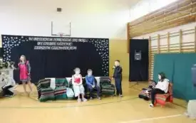 W Betlejem narodził się B&oacute;g, by ciebie uczynić lepszym człowiekiem&hellip; Przedstawienie bożonarodzeniowe w Publicznej Szkole Podstawowej im. Feliksa Szczęsnego Karnickiego w Chybicach 25