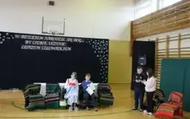 W Betlejem narodził się B&oacute;g, by ciebie uczynić lepszym człowiekiem&hellip; Przedstawienie bożonarodzeniowe w Publicznej Szkole Podstawowej im. Feliksa Szczęsnego Karnickiego w Chybicach 26