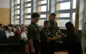 W Betlejem narodził się B&oacute;g, by ciebie uczynić lepszym człowiekiem&hellip; Przedstawienie bożonarodzeniowe w Publicznej Szkole Podstawowej im. Feliksa Szczęsnego Karnickiego w Chybicach 27
