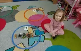 Popołudniowe zajęcia matematyczne  w przedszkolu w Chybicach 6