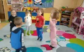 Popołudniowe zajęcia matematyczne  w przedszkolu w Chybicach 10
