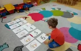 Popołudniowe zajęcia matematyczne  w przedszkolu w Chybicach 13
