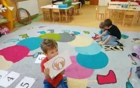 Popołudniowe zajęcia matematyczne  w przedszkolu w Chybicach 14