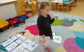 Popołudniowe zajęcia matematyczne  w przedszkolu w Chybicach 15