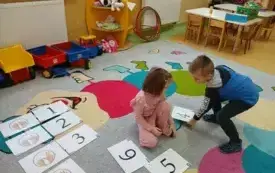 Popołudniowe zajęcia matematyczne  w przedszkolu w Chybicach 16