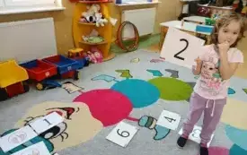 Popołudniowe zajęcia matematyczne  w przedszkolu w Chybicach 18
