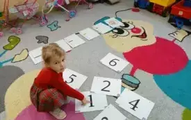 Popołudniowe zajęcia matematyczne  w przedszkolu w Chybicach 20