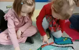 Popołudniowe zajęcia matematyczne  w przedszkolu w Chybicach 22
