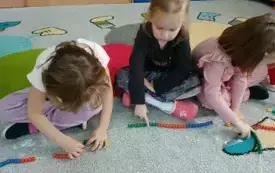 Popołudniowe zajęcia matematyczne  w przedszkolu w Chybicach 24