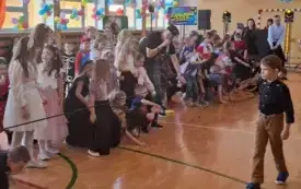 Zabawa choinkowa w przedszkolu w Chybicach 12