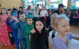 Zabawa choinkowa w przedszkolu w Chybicach 62