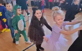 Zabawa choinkowa w przedszkolu w Chybicach 63