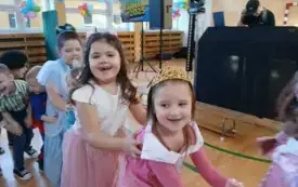 Zabawa choinkowa w przedszkolu w Chybicach 64
