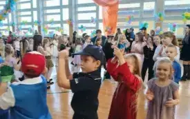 Zabawa choinkowa w przedszkolu w Chybicach 66
