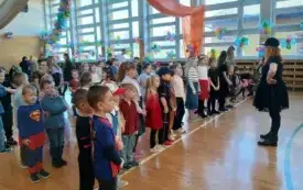 Zabawa choinkowa w przedszkolu w Chybicach 69