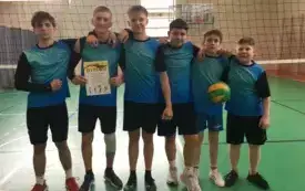 Siatkarze z Jadownik na podium. 3