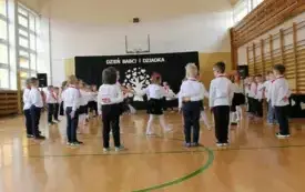 Babcie i Dziadkowie świętują z przedszkolakami z Chybic 33