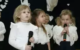 Babcie i Dziadkowie świętują z przedszkolakami z Chybic 55