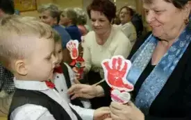 Babcie i Dziadkowie świętują z przedszkolakami z Chybic 70