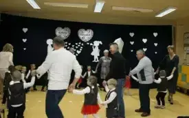 Babcie i Dziadkowie świętują z przedszkolakami z Chybic 80