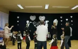 Babcie i Dziadkowie świętują z przedszkolakami z Chybic 81