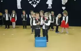 Babcie i Dziadkowie świętują z przedszkolakami z Chybic 82