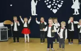 Babcie i Dziadkowie świętują z przedszkolakami z Chybic 89