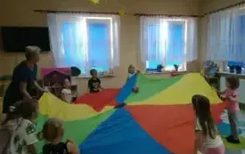 ,,Głowa, ramiona, kolana, pięty&rdquo;- czyli popołudniowe zajęcia ruchowe w chybickim przedszkolu 1