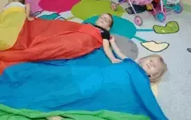 ,,Głowa, ramiona, kolana, pięty&rdquo;- czyli popołudniowe zajęcia ruchowe w chybickim przedszkolu 4