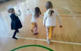 ,,Głowa, ramiona, kolana, pięty&rdquo;- czyli popołudniowe zajęcia ruchowe w chybickim przedszkolu 6