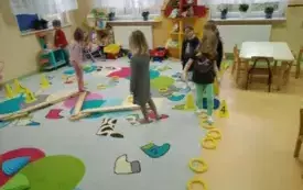 ,,Głowa, ramiona, kolana, pięty&rdquo;- czyli popołudniowe zajęcia ruchowe w chybickim przedszkolu 9