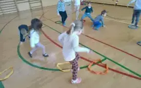 ,,Głowa, ramiona, kolana, pięty&rdquo;- czyli popołudniowe zajęcia ruchowe w chybickim przedszkolu 12