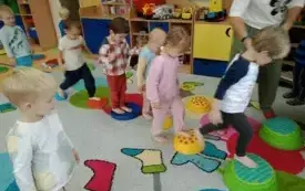 ,,Głowa, ramiona, kolana, pięty&rdquo;- czyli popołudniowe zajęcia ruchowe w chybickim przedszkolu 18