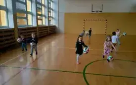 ,,Głowa, ramiona, kolana, pięty&rdquo;- czyli popołudniowe zajęcia ruchowe w chybickim przedszkolu 23