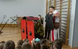 Występ grupy artystycznej "Rekonstrukto" 1
