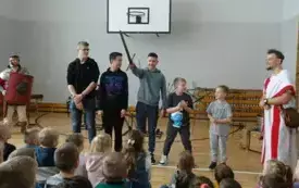 Występ grupy artystycznej "Rekonstrukto" 8