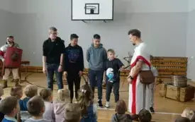 Występ grupy artystycznej "Rekonstrukto" 9