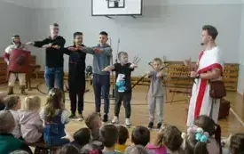 Występ grupy artystycznej "Rekonstrukto" 10