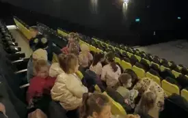 Wyjazd przedszkolak&oacute;w z Chybic do kina 15